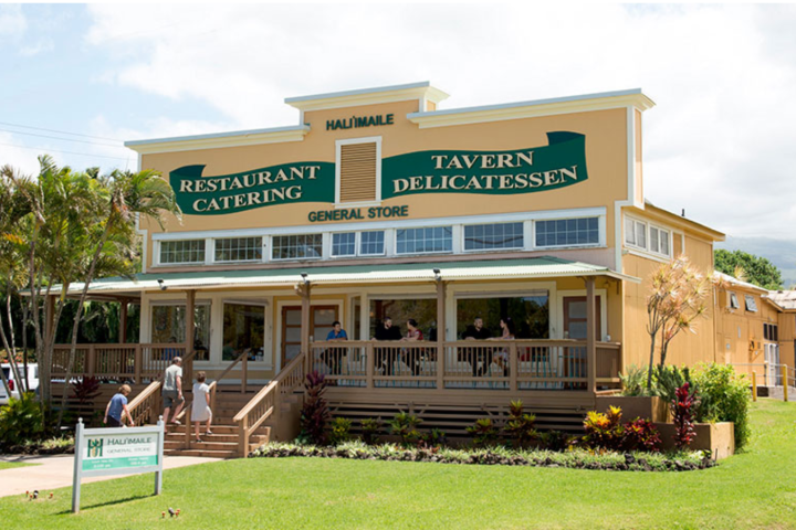 a group of lawn chairs sitting on top of a building